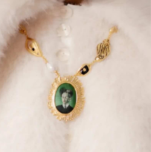 Collar con medallón