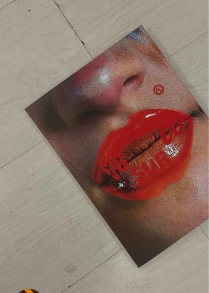 Postal de labios rojos