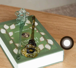 Cuchara de vidrio sobre libro