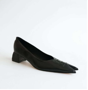 Zapato negro de punta
