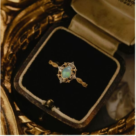 Anillo con piedra en estuche negro