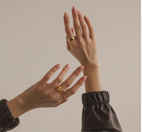 Manos con anillos dorados