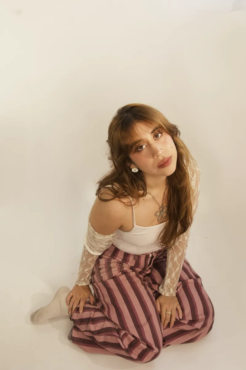 Retrato de Majo sentada en el piso