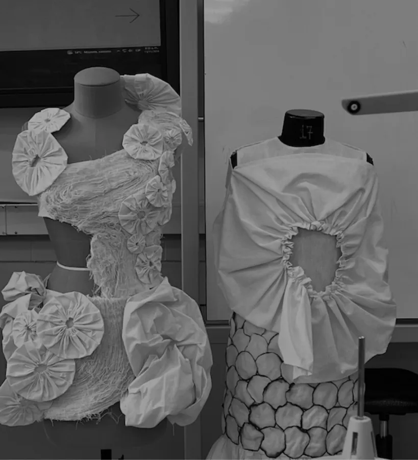 Dos prendas de volumen sobre maniquí