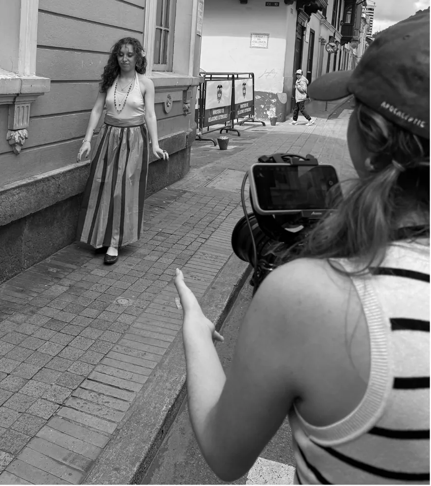 Majo dirigiendo una sesión de fotos en la calle
