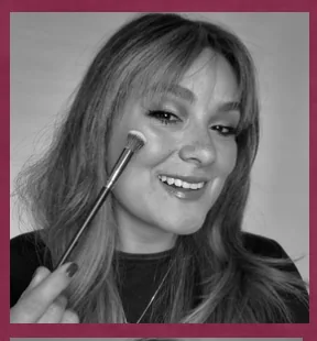 Fotografía de Ana aplicándose maquillaje