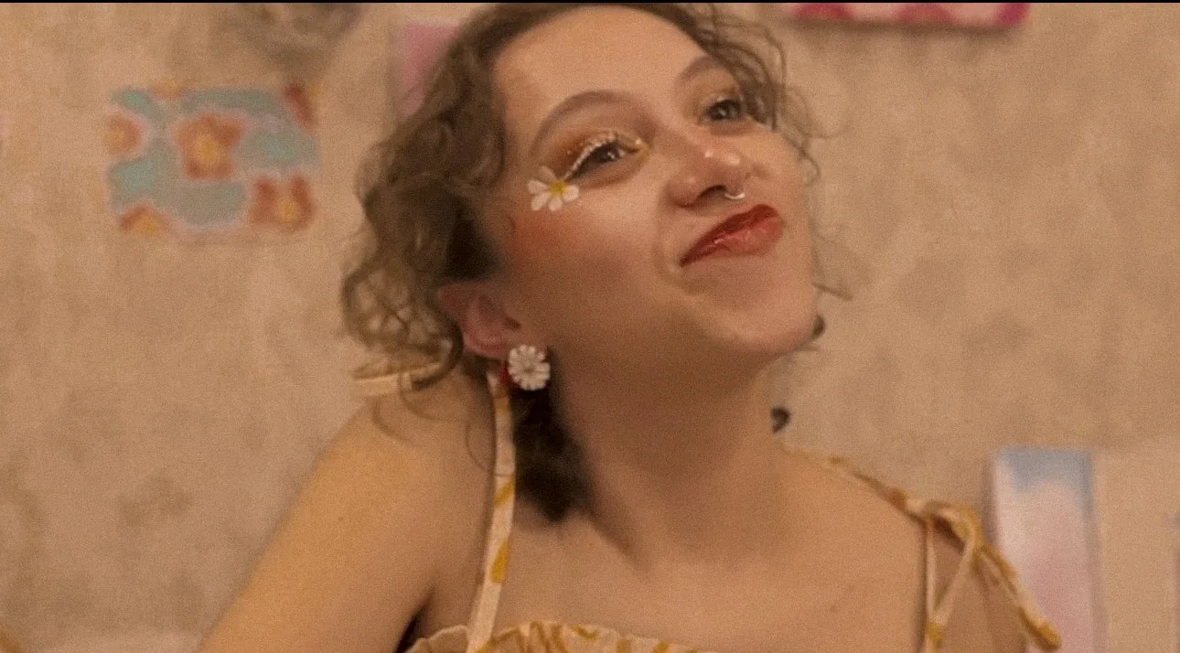 Fotograma: retrato con maquillaje de flores