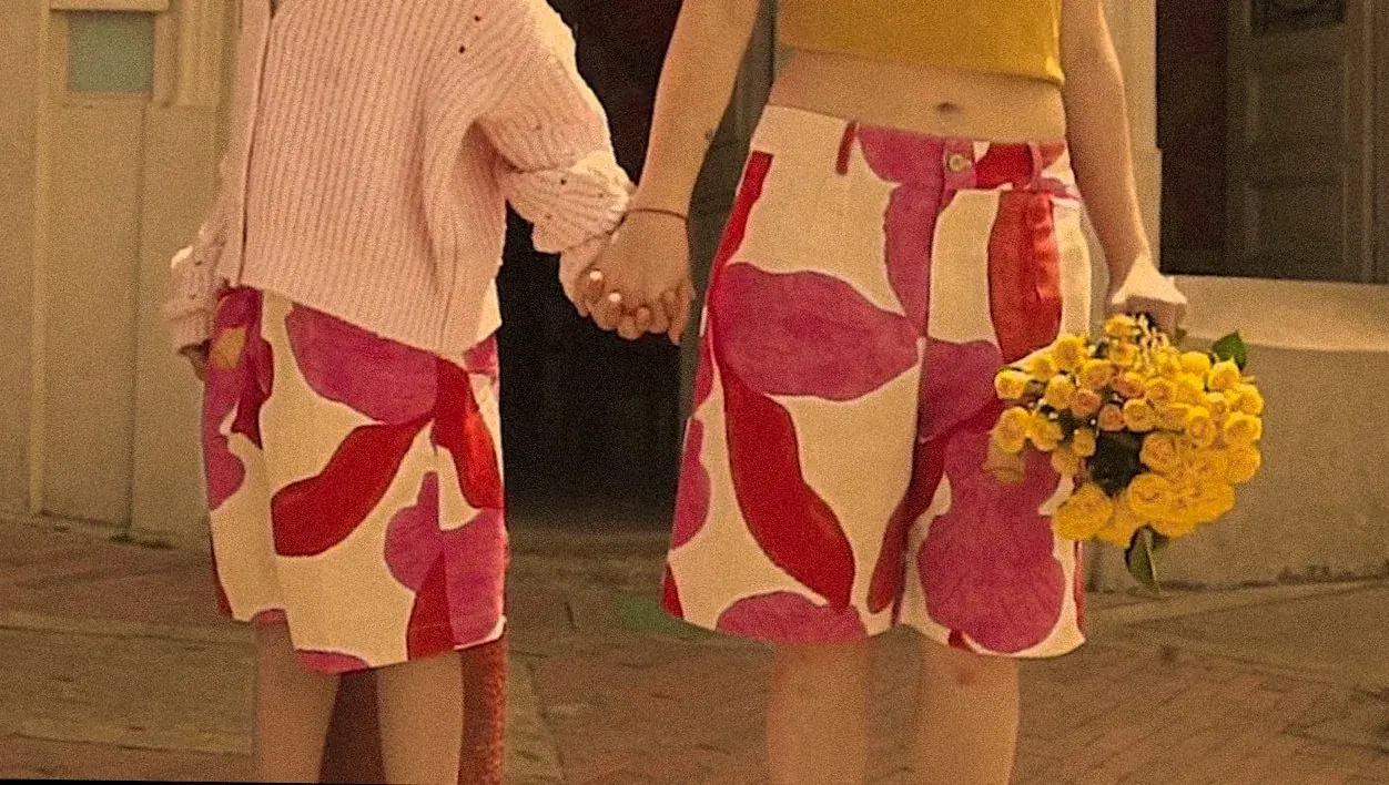 Fotograma: las dos protagonistas con el ramo de flores