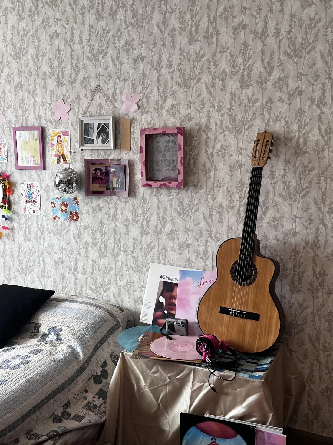 El cuarto decorado con la guitarra