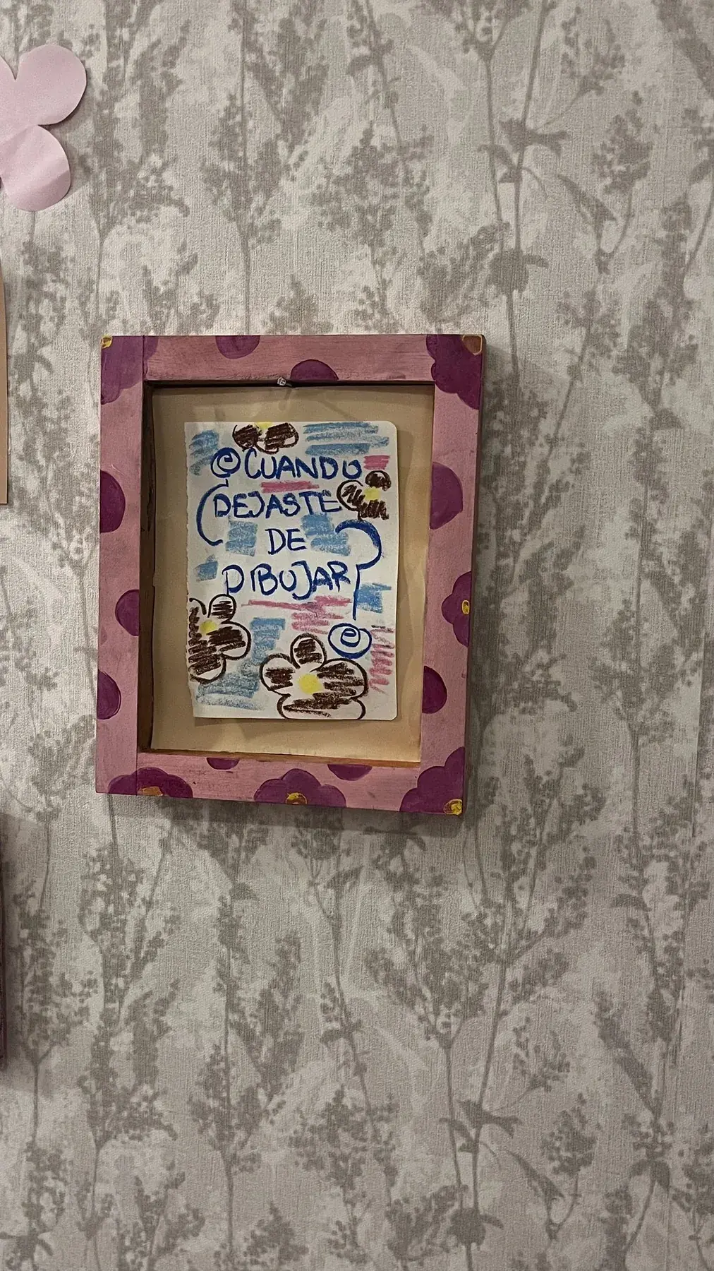 El dibujo enmarcado sobre la pared