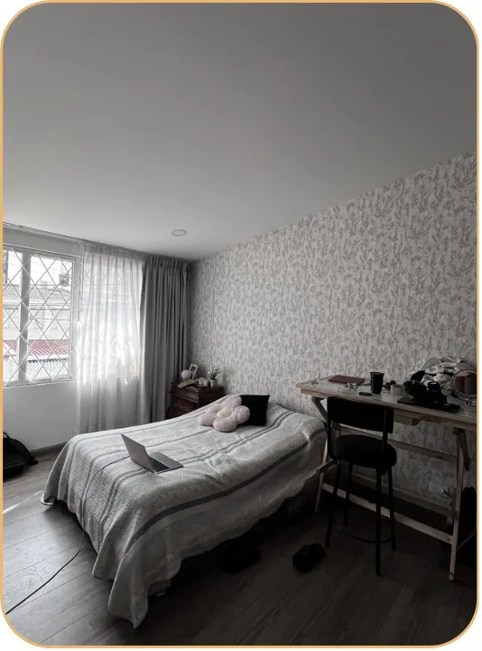 Cuarto decorado para la temática, en blanco y negro