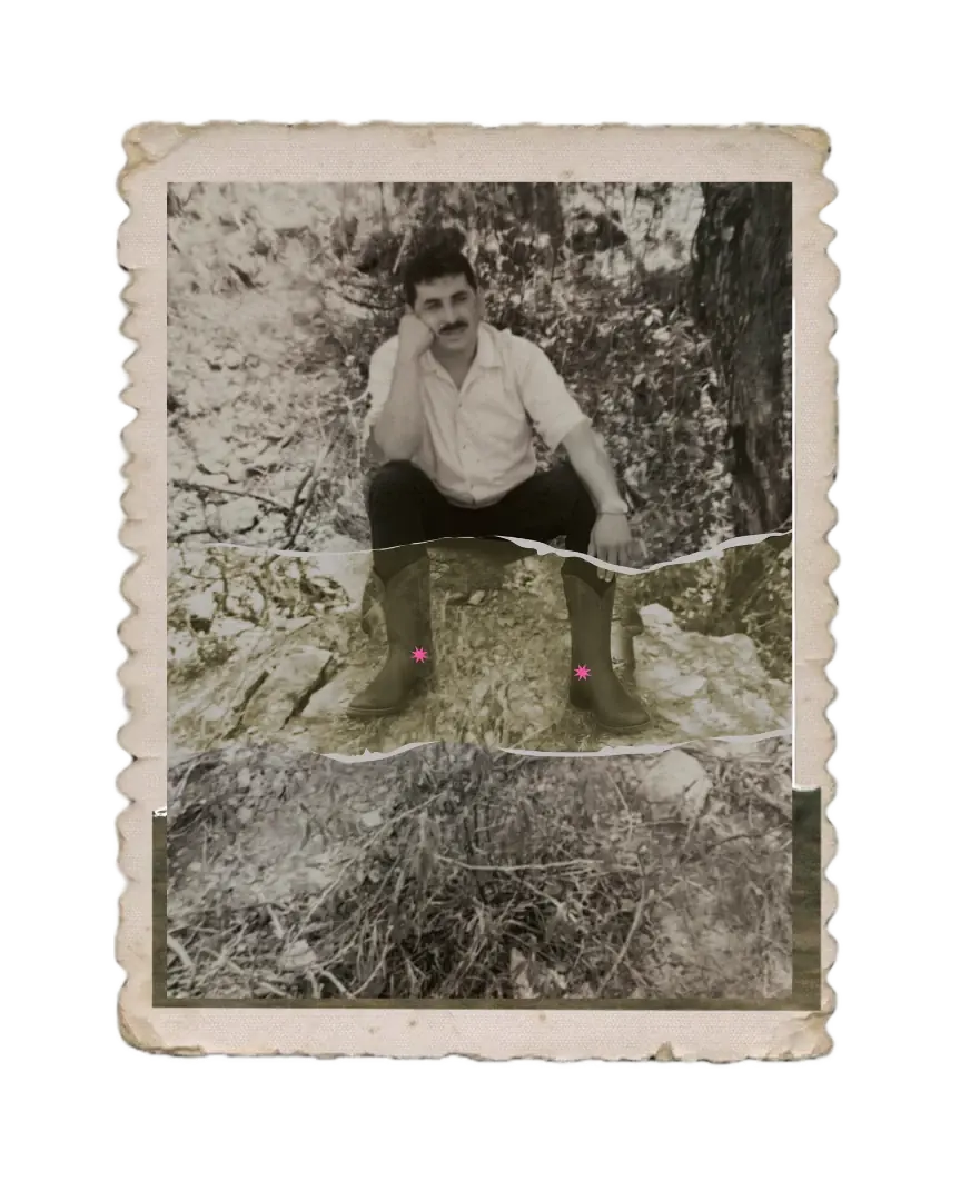 Fotografía antigua: hombre sentado en el campo