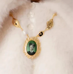 Collar con medallón