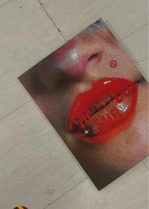 Postal de labios rojos