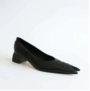 Zapato negro de punta
