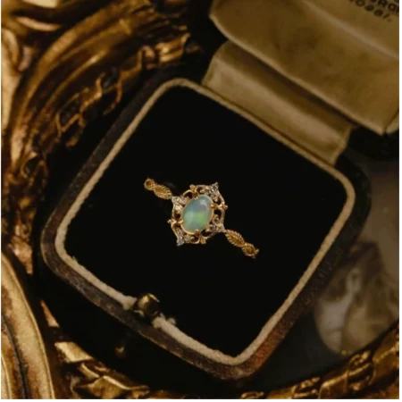 Anillo con piedra en estuche negro