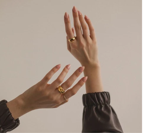 Manos con anillos dorados